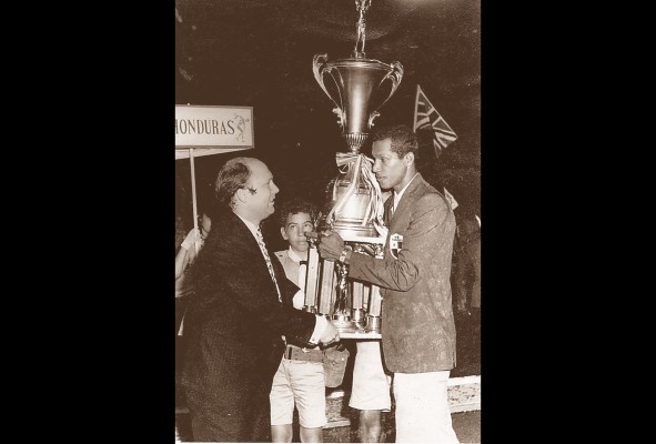 La copa de baloncesto de los Centroamericanos y del Caribe fue recibida por el capitán Julio Osorio. La copa de baloncesto de los Centroamericanos y del Caribe fue recibida por el capitán Julio Osorio.