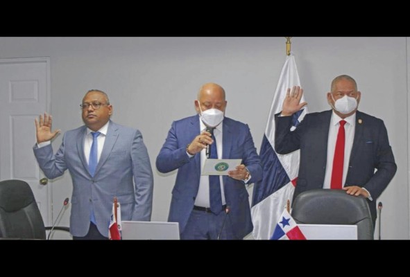 En la reunión participaron los diputados Benicio Robinson, presidente del PRD; Crispiano Adames, primer vicepresidente y Raúl Pineda, tercer subsecretario. En la reunión participaron los diputados Benicio Robinson, presidente del PRD; Crispiano Adames, primer vicepresidente y Raúl Pineda, tercer subsecretario.