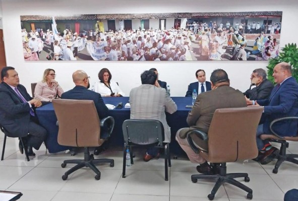 En la reunión participaron representantes de diversos gremios periodísticos del país. En la reunión participaron representantes de diversos gremios periodísticos del país.