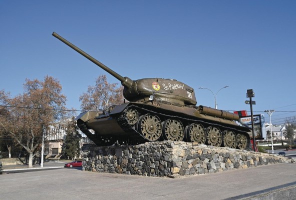 Tanque soviético T-34, uno de los símbolos de la ciudad, monumento en honor a la victoria sobre la Alemania nazi durante la Gran Guerra Patria (1941-45), en Tiráspol, capital de Transnistria. Tanque soviético T-34, uno de los símbolos de la ciudad, monumento en honor a la victoria sobre la Alemania nazi durante la Gran Guerra Patria (1941-45), en Tiráspol, capital de Transnistria.
