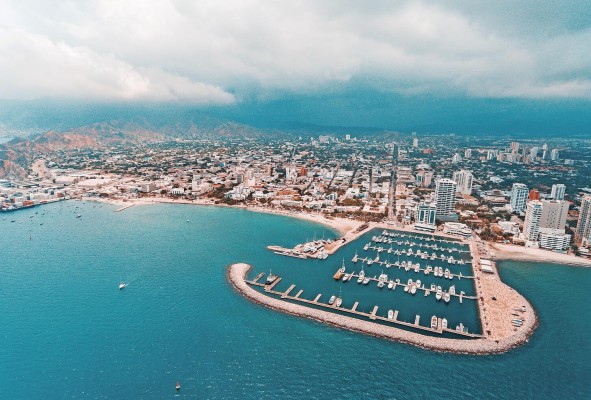 Con un enfoque en mejorar la experiencia del visitante, Santa Marta se ha convertido en un destino más sostenible, clave para la reactivación del destino. Con un enfoque en mejorar la experiencia del visitante, Santa Marta se ha convertido en un destino más sostenible, clave para la reactivación del destino.