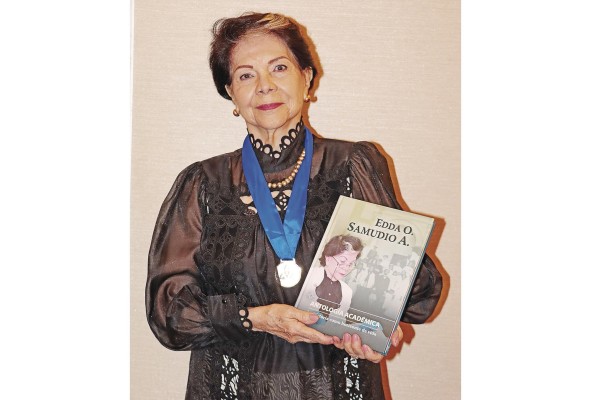La Dra. Samudio y el libro que reúne su recorrido profesional La Dra. Samudio y el libro que reúne su recorrido profesional