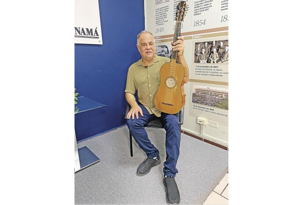 David Murgadas es especialista en instrumentos de cuerdas pulsadas. David Murgadas es especialista en instrumentos de cuerdas pulsadas.