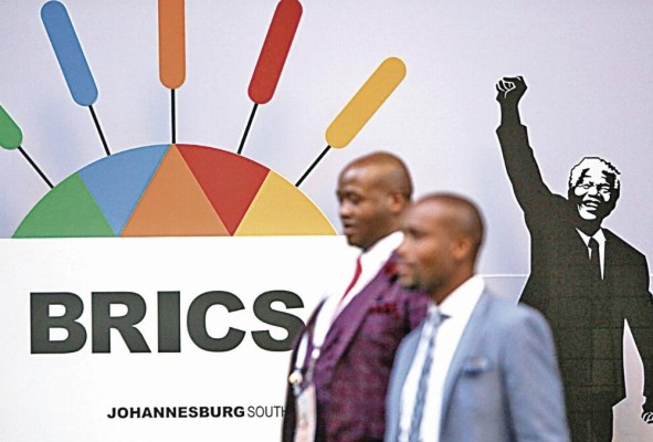 En la décima Cumbre de los BRICS, en Johannesburgo, el grupo adhirió a 6 nuevos miembros. En la décima Cumbre de los BRICS, en Johannesburgo, el grupo adhirió a 6 nuevos miembros.