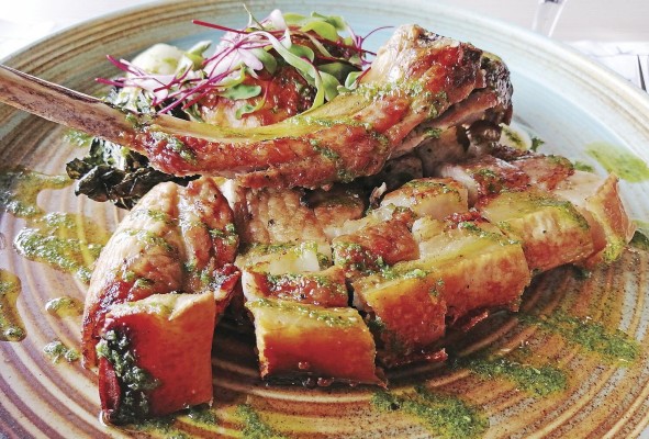 Asado de chuleta de cerdo con chicharrón, coliflor bok choy y sour cream Dijon Asado de chuleta de cerdo con chicharrón, coliflor bok choy y sour cream Dijon