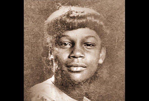 Latasha Harlins era la mayor de tres hermanos, vivía en Los Ángeles, California, con su abuela, y tenía 15 años al momento de su muerte. Latasha Harlins era la mayor de tres hermanos, vivía en Los Ángeles, California, con su abuela, y tenía 15 años al momento de su muerte.