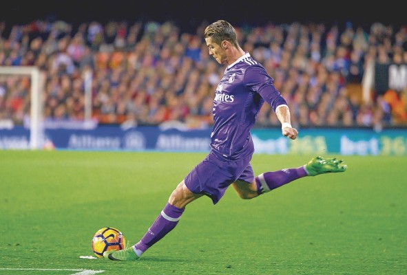 CR7 se ha posicionado como el máximo goleador en competiciones de clubes de la UEFA con 133 anotaciones. CR7 se ha posicionado como el máximo goleador en competiciones de clubes de la UEFA con 133 anotaciones.