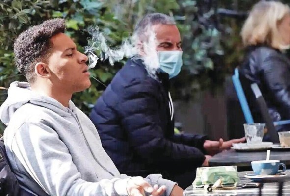 Según el estudio de Separ el humo del tabaco puede contener partículas de covid-19, lo que aumenta el riesgo de contagio. Según el estudio de Separ el humo del tabaco puede contener partículas de covid-19, lo que aumenta el riesgo de contagio.