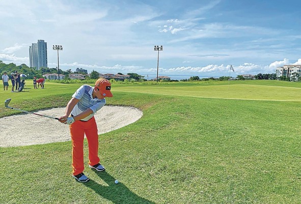A diferencia de otros deportes, en el golf para niños el respeto a las normas y al resto de jugadores es crucial. A diferencia de otros deportes, en el golf para niños el respeto a las normas y al resto de jugadores es crucial.