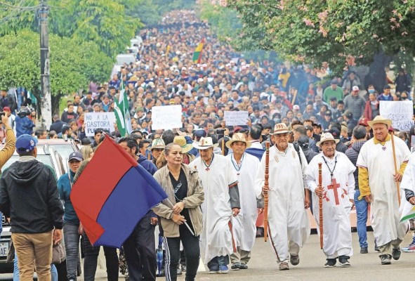 Caciques de pueblos indígenas del oriente de Bolivia se manifiestan en contra de la Gestora Pública y lo que consideran el “paquetazo de leyes”, en Santa Cruz, en una fotografía de archivo. Caciques de pueblos indígenas del oriente de Bolivia se manifiestan en contra de la Gestora Pública y lo que consideran el “paquetazo de leyes”, en Santa Cruz, en una fotografía de archivo.
