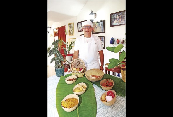 El cocinero Oliver Cedeño junto a sus creaciones El cocinero Oliver Cedeño junto a sus creaciones