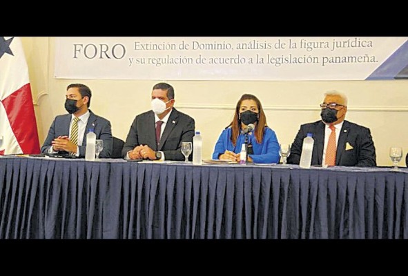 El Ministro de Seguridad, Juan Pino acompañado de diputados en un foro de sensibilización sobre extinción de dominio. El Ministro de Seguridad, Juan Pino acompañado de diputados en un foro de sensibilización sobre extinción de dominio.