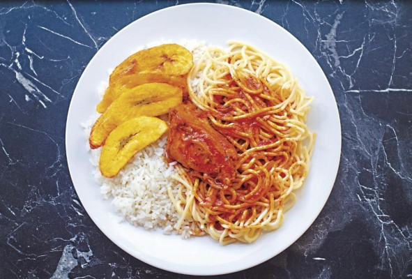 Con el achiote se prepara la salsa roja y la gallina guisada. Con el achiote se prepara la salsa roja y la gallina guisada.