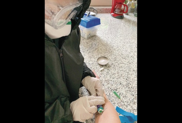 La denuncia está vinculada a una licitación pública para pruebas e insumos de laboratorio. La denuncia está vinculada a una licitación pública para pruebas e insumos de laboratorio.