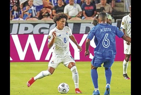 “Uno de los partidos que más me gustó de Honduras fue en la Copa Oro ante Panamá que ganó 3-2 y muestra su potencial”. Sobre este ejemplo, el 'Bolillo' quiere concebir la estrategia hondureña. “Uno de los partidos que más me gustó de Honduras fue en la Copa Oro ante Panamá que ganó 3-2 y muestra su potencial”. Sobre este ejemplo, el 'Bolillo' quiere concebir la estrategia hondureña.