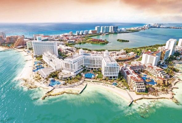 Vista de los hoteles en la zona hotelera de Cancún al atardecer. Vista de los hoteles en la zona hotelera de Cancún al atardecer.