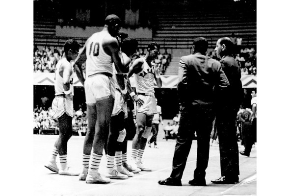 El técnico Pirelli Minnetti (extremo derecho) conversa con sus jugadores, cuando los cubanos toman ligera ventaja en el marcador. El técnico Pirelli Minnetti (extremo derecho) conversa con sus jugadores, cuando los cubanos toman ligera ventaja en el marcador.