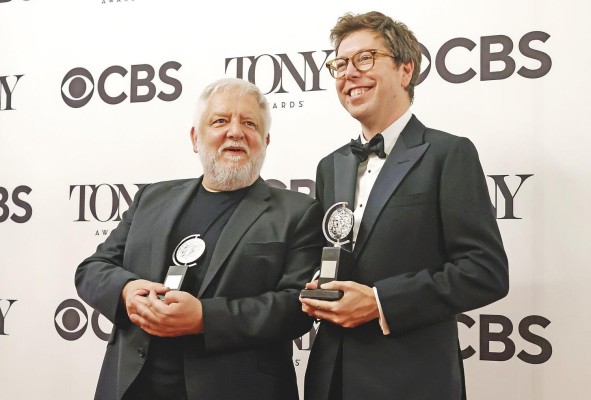 Simon Russell Beale (izq.) y Ben Power (der.) ganan el premio a Mejor Actuación de Actor Protagónico en una Obra y Mejor Obra, respectivamente para 'The Lehman Trilogy' Simon Russell Beale (izq.) y Ben Power (der.) ganan el premio a Mejor Actuación de Actor Protagónico en una Obra y Mejor Obra, respectivamente para 'The Lehman Trilogy'