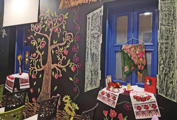 El primer piso del Centro Cultural de España en Panamá, fue ambientado al estilo de una casa ucraniana para la apertura de la muestra. El primer piso del Centro Cultural de España en Panamá, fue ambientado al estilo de una casa ucraniana para la apertura de la muestra.