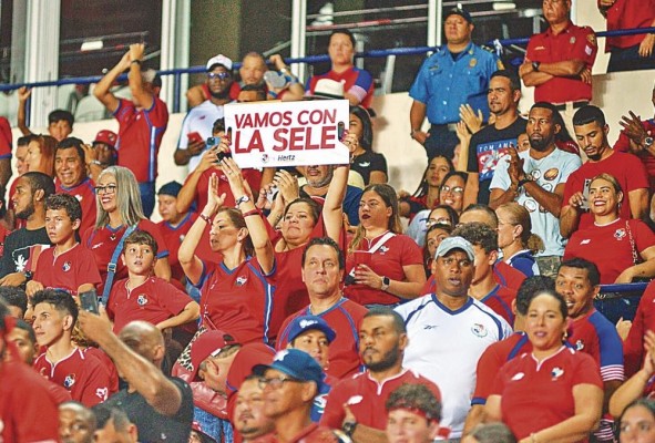 Fanáticos durante el partido entre Panamá y Guatemala. Fanáticos durante el partido entre Panamá y Guatemala.