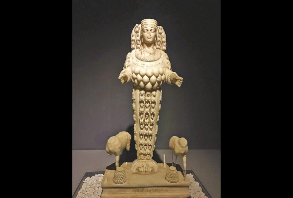 Representación de la Artemisa efesia, llamada polimastia, es decir, de múltiples pechos. Museo Arqueológico de Éfeso Representación de la Artemisa efesia, llamada polimastia, es decir, de múltiples pechos. Museo Arqueológico de Éfeso