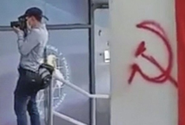 La hoz y el martillo dejaron pintados los estudiantes de la UP. La hoz y el martillo dejaron pintados los estudiantes de la UP.