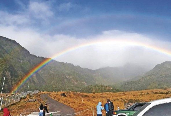 Los visitantes podrán disfrutar en la cima del volcán de la vista y el contacto con la naturaleza. Los visitantes podrán disfrutar en la cima del volcán de la vista y el contacto con la naturaleza.