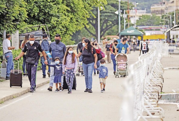Varias personas cruzan el puente internacional Simón Bolívar desde Venezuela hacia Colombia, gracias a la apertura de un corredor humanitario, el 2 de junio de 2021, en Cúcuta (Colombia). Varias personas cruzan el puente internacional Simón Bolívar desde Venezuela hacia Colombia, gracias a la apertura de un corredor humanitario, el 2 de junio de 2021, en Cúcuta (Colombia).