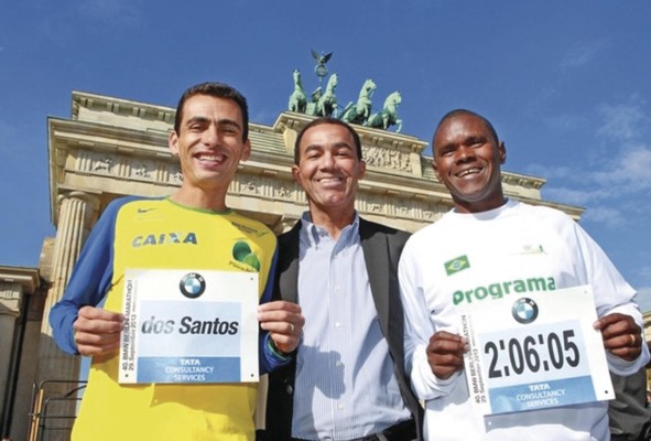 Con Marílson Gomes dos Santos, dos veces ganador de la Maratón de Nueva York, y Ronaldo da Costa, recordista mundial de maratón en Berlín 98'. Con Marílson Gomes dos Santos, dos veces ganador de la Maratón de Nueva York, y Ronaldo da Costa, recordista mundial de maratón en Berlín 98'.