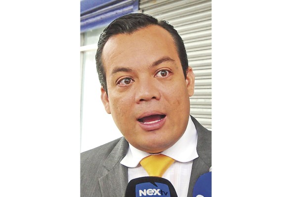 Juan Carlos Araúz. Abogado Es el presidente del Colegio Nacional de Abogados y tiene un doctorado en derecho con especialización en derecho internacional privado Juan Carlos Araúz. Abogado Es el presidente del Colegio Nacional de Abogados y tiene un doctorado en derecho con especialización en derecho internacional privado