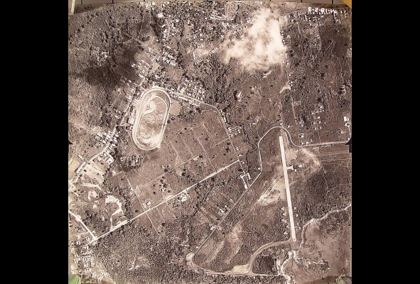 En esta imagen de 1943 se puede apreciar la pista del aeropuerto de Paitilla y el desaparecido hipódromo Juan Franco, en Obarrio. El aeropuerto de Paitilla no pudo continuar brindando el servicio a la aviación comercial internacional, debido a lo limitado de su pista, que lo imposibilitaba para recibir aviones más rápidos y grandes que aparecieron luego de la Segunda Guerra Mundial. En esta imagen de 1943 se puede apreciar la pista del aeropuerto de Paitilla y el desaparecido hipódromo Juan Franco, en Obarrio. El aeropuerto de Paitilla no pudo continuar brindando el servicio a la aviación comercial internacional, debido a lo limitado de su pista, que lo imposibilitaba para recibir aviones más rápidos y grandes que aparecieron luego de la Segunda Guerra Mundial.