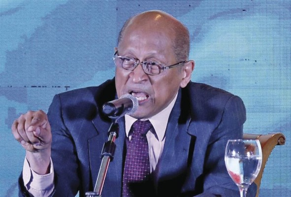 Ministro de Economía y Finanzas, Héctor Alexander Ministro de Economía y Finanzas, Héctor Alexander