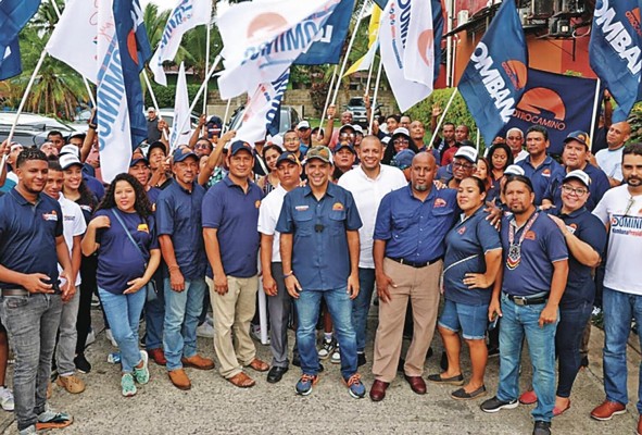 Ricardo Lombana junto a sus seguidores y dirigentes de la provincia de Colón Ricardo Lombana junto a sus seguidores y dirigentes de la provincia de Colón