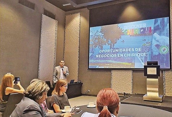 El presidente de Camchi, Jorge Tovar (izq.), durante su reunión con agremiados en la ciudad capital. El presidente de Camchi, Jorge Tovar (izq.), durante su reunión con agremiados en la ciudad capital.