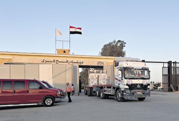 Camiones llevan ayuda humanitaria a Gaza. Camiones llevan ayuda humanitaria a Gaza.