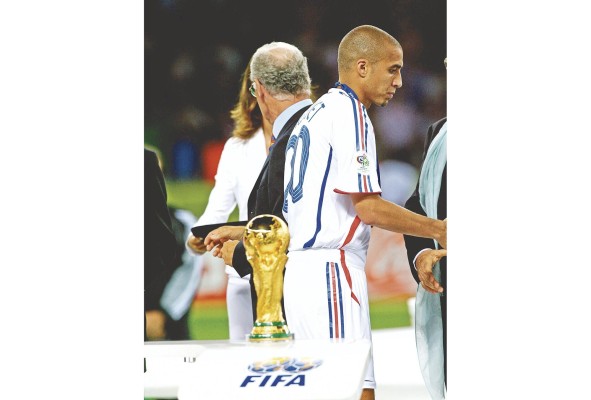 Un David Trezeguet, inconsolable, pasa sin mirar el trofeo de la Copa Mundial después de haber errado ante la portería italiana. Un David Trezeguet, inconsolable, pasa sin mirar el trofeo de la Copa Mundial después de haber errado ante la portería italiana.