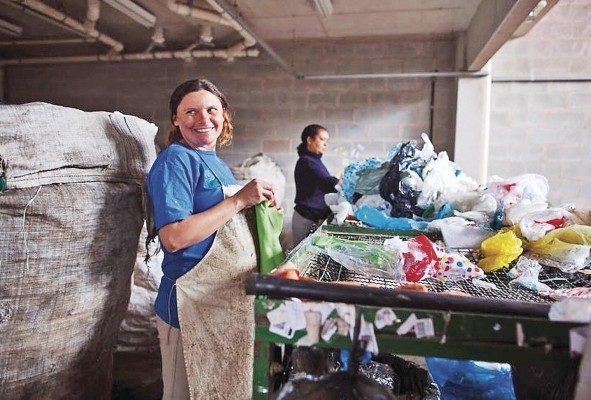 El reciclaje también incluye la disminución del uso de productos que generan residuos, buscando alternativas más eficientes. El reciclaje también incluye la disminución del uso de productos que generan residuos, buscando alternativas más eficientes.