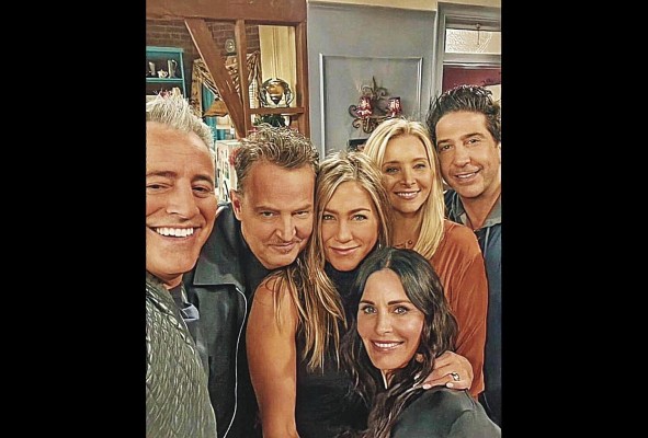 El elenco se reunió luego de 15 años fuera de la serie. El elenco se reunió luego de 15 años fuera de la serie.
