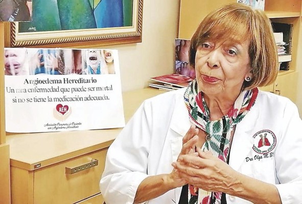 Olga Barrera 'No existen tratamientos adecuados para el angioedema hereditario en Panamá'. “Hay que tratar al paciente con humanidad y con el respeto que se merece; cada día hay que dar lo mejor para la atención de ellos”, este es el lema de la alergóloga panameña Olga Melcina Barrera, quien se graduó de doctora en medicina de la Facultad de Medicina de la Universidad de Panamá, y efectuó su residencia en la primera clínica médica con especialización en alergología e inmunopatología llamada Clínica del Hospital Das Clínicas de la Universidad de São Paulo, Brasil. Olga Barrera 'No existen tratamientos adecuados para el angioedema hereditario en Panamá'. “Hay que tratar al paciente con humanidad y con el respeto que se merece; cada día hay que dar lo mejor para la atención de ellos”, este es el lema de la alergóloga panameña Olga Melcina Barrera, quien se graduó de doctora en medicina de la Facultad de Medicina de la Universidad de Panamá, y efectuó su residencia en la primera clínica médica con especialización en alergología e inmunopatología llamada Clínica del Hospital Das Clínicas de la Universidad de São Paulo, Brasil.