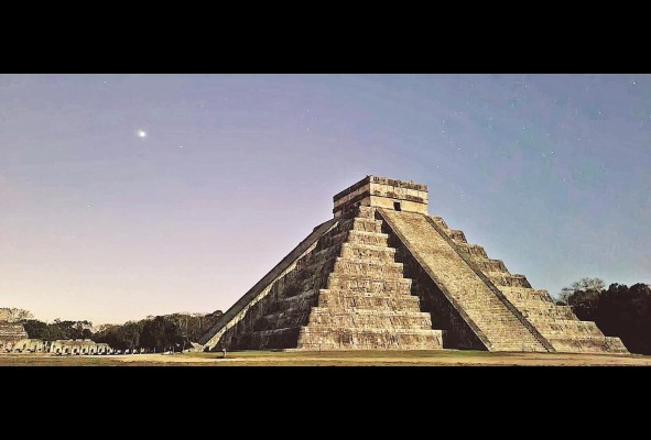 Vista general de la pirámide de Kukulkán en la zona arqueológica de Chichen Itzá, el 27 de julio de 2022 en Mérida estado de Yucatán (México). La magia nocturnal de las zonas arqueológicas, parques, selvas y playas ubicadas en los países que conforman el Mundo Maya cada vez estará más cerca de los visitantes, donde se promueve el astroturismo, mejor conocido como Stargazing o Dark Sky Tourism. Vista general de la pirámide de Kukulkán en la zona arqueológica de Chichen Itzá, el 27 de julio de 2022 en Mérida estado de Yucatán (México). La magia nocturnal de las zonas arqueológicas, parques, selvas y playas ubicadas en los países que conforman el Mundo Maya cada vez estará más cerca de los visitantes, donde se promueve el astroturismo, mejor conocido como Stargazing o Dark Sky Tourism.