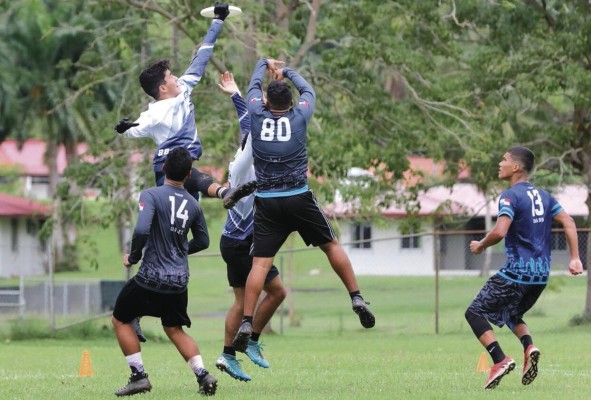 EL Ultimate Frisbee va evolucionando y más personas están interesadas en participar. EL Ultimate Frisbee va evolucionando y más personas están interesadas en participar.
