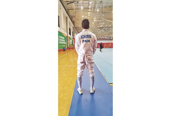 Compaginar los deberes escolares y deportivos es un auténtico reto para el esgrimista. Compaginar los deberes escolares y deportivos es un auténtico reto para el esgrimista.