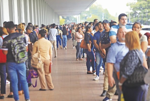 Miles de panameños asistieron este jueves a la feria de empleo de Expo Konzerta 2023, en Atlapa. Miles de panameños asistieron este jueves a la feria de empleo de Expo Konzerta 2023, en Atlapa.