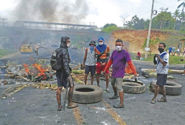 Manifestantes cerraron las calles de diversas zonas del país la semana pasada, en protesta por la falta de ayuda del Gobierno. Manifestantes cerraron las calles de diversas zonas del país la semana pasada, en protesta por la falta de ayuda del Gobierno.
