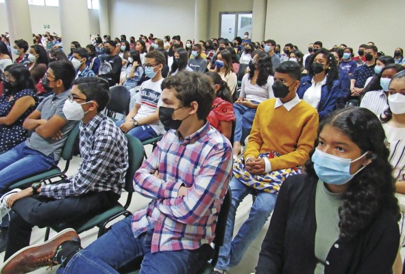 Muchos estudiantes han crecido siendo parte de diferentes ediciones del programa. Muchos estudiantes han crecido siendo parte de diferentes ediciones del programa.