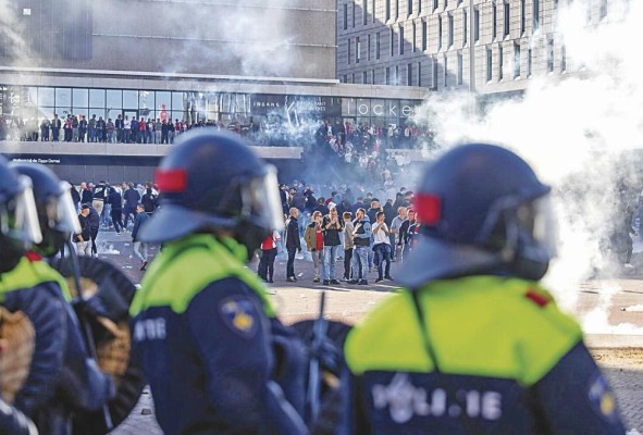 Tras la suspensión, se produjeron disturbios que se saldaron con quince detenidos y dos policías heridos. Tras la suspensión, se produjeron disturbios que se saldaron con quince detenidos y dos policías heridos.