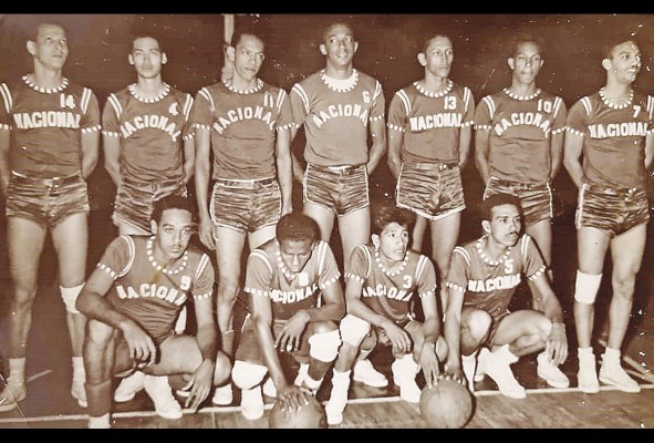 Holness (de pie, con el número 7) siempre estuvo acompañado de grandes luminarias del basket, como Julio Osorio (10), Yuyin Luzcando (13) y Héctor Montalvo (11), entre otros. Holness (de pie, con el número 7) siempre estuvo acompañado de grandes luminarias del basket, como Julio Osorio (10), Yuyin Luzcando (13) y Héctor Montalvo (11), entre otros.
