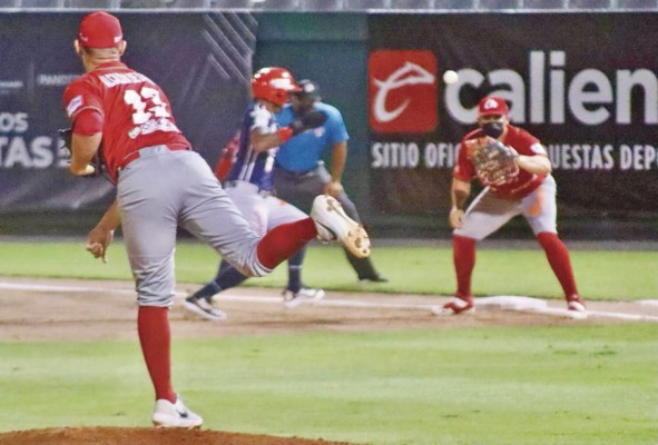 La sencilla acción de atrapar una pelota es el primer indicio que sobre el béisbol hubo en Panamá, a mediados de los años 80 en el siglo XIX. La sencilla acción de atrapar una pelota es el primer indicio que sobre el béisbol hubo en Panamá, a mediados de los años 80 en el siglo XIX.