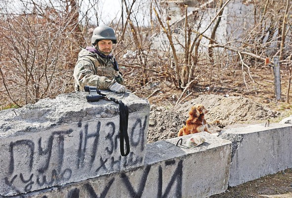 Un soldado ucraniano se encuentra en una aldea en el frente de la parte norte de la región de Kiev. Un soldado ucraniano se encuentra en una aldea en el frente de la parte norte de la región de Kiev.