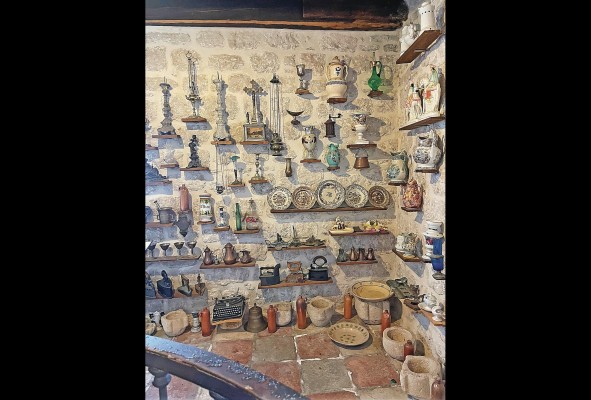 Colección de objetos de diferentes tiempos y procedencias Colección de objetos de diferentes tiempos y procedencias